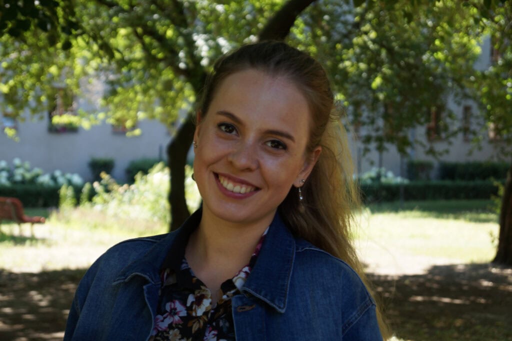 Bild von Anne Schiller_Zehden mit Jeans Jacke und lachenden Gesicht